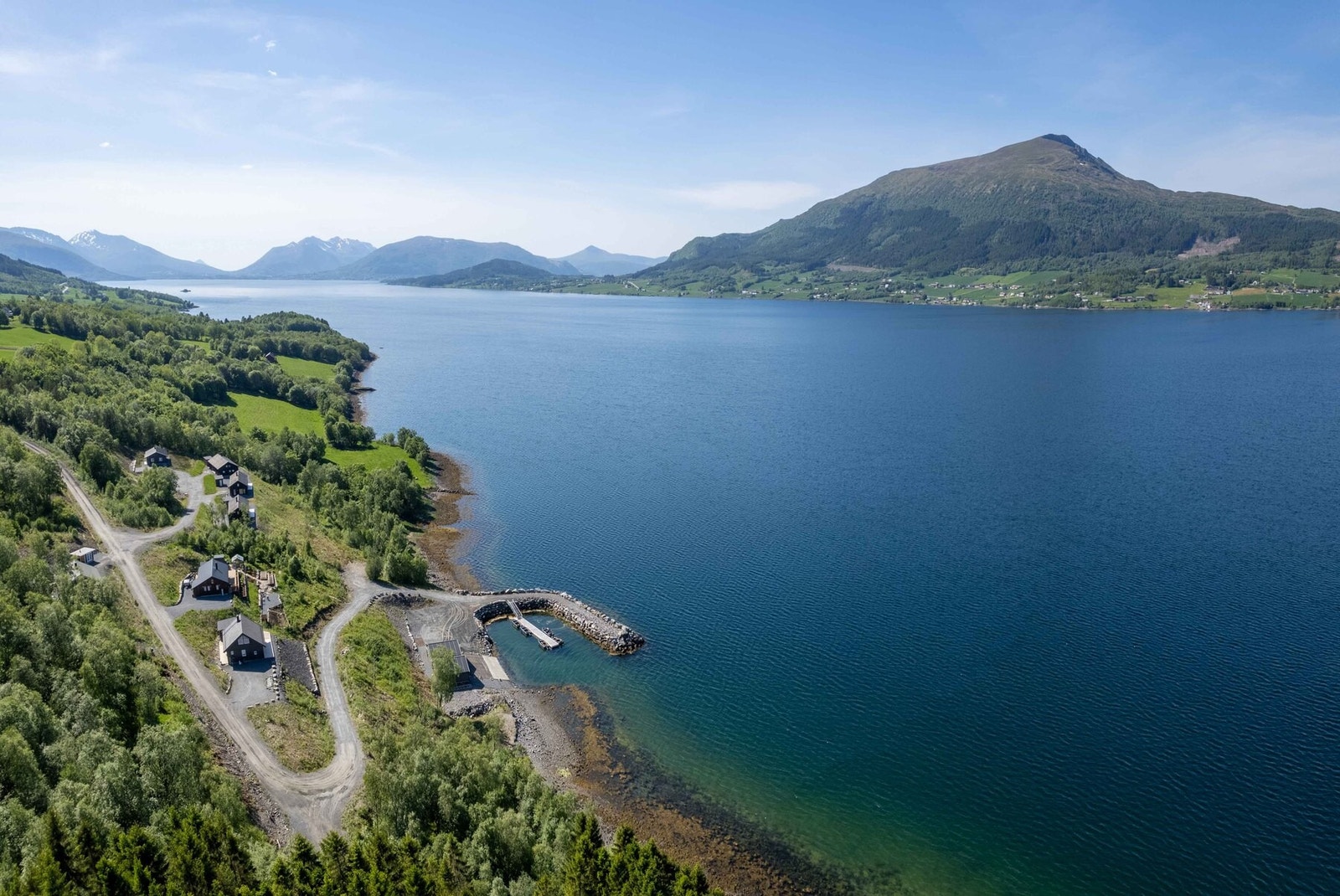 Dronefoto over tomteområdet mot Averøya og fjellet Mekknøken (751moh). Her går fjorden ut mot Eide og Atlanterhavsvegen Galleribilde