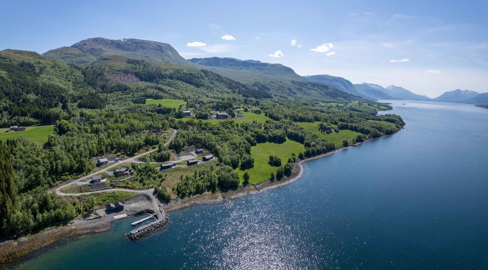 Dronefoto over tomteområdet. Galleribilde