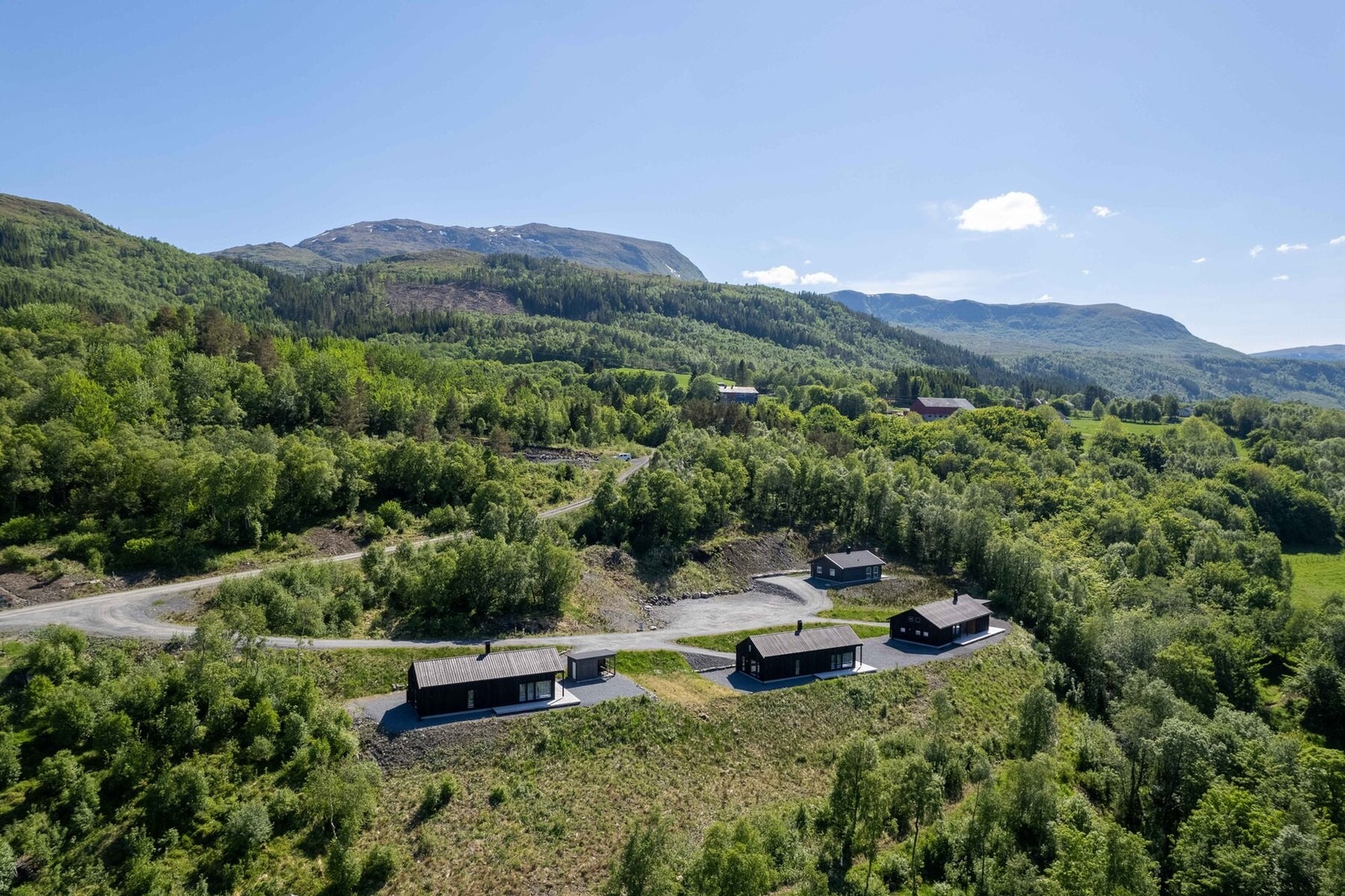 Dronefoto over tomtefeltet. Storfjellet sees i bakgrunnen Galleribilde