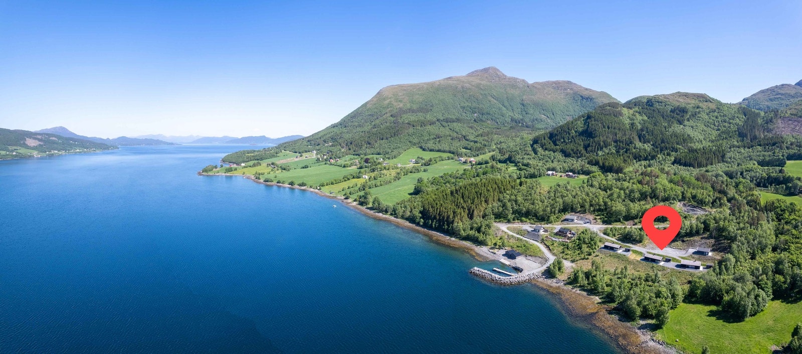 Dronefoto innover mot Freifjorden. Tomt 24 markert Galleribilde