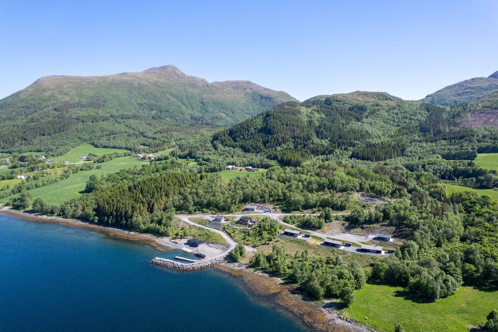 Dronefoto over tomteområdet. Fjellet Stokknoken (811 moh) sees midt på bildet Galleribilde