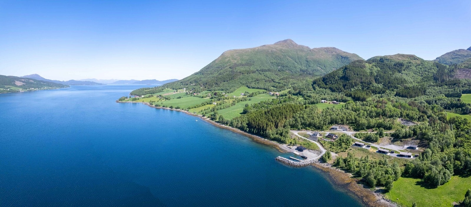 Dronefoto over tomteområdet mot Freifjorden. Fjellet Stokknoken (811 moh) sees midt på bildet Galleribilde