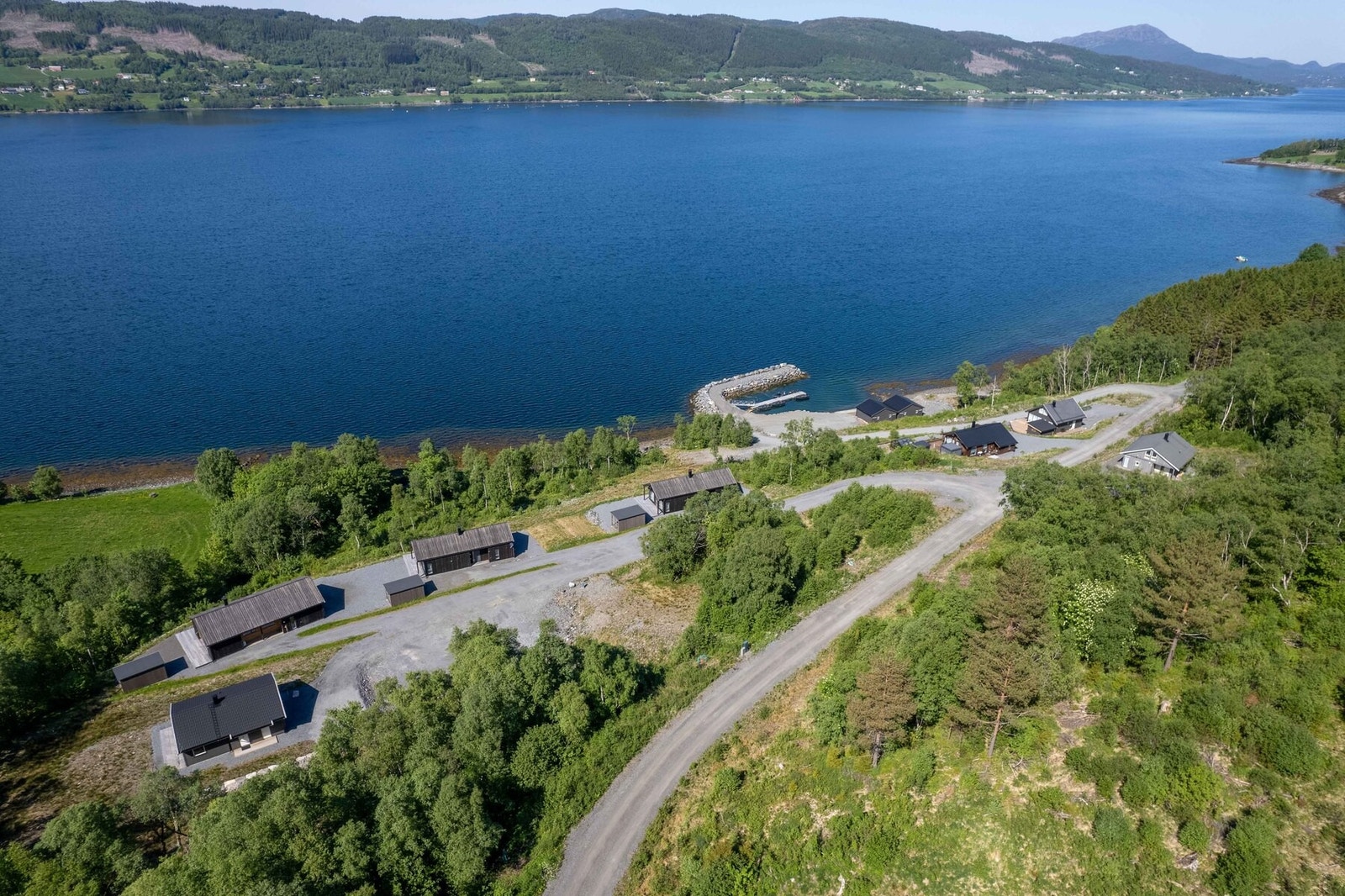 Dronefoto over tomteområdet.
Averøya er på andre siden av Kvernesfjorden Galleribilde