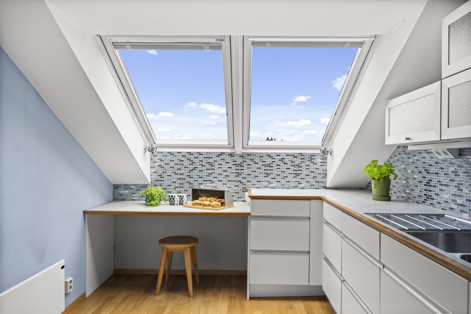 Det er satt inn en barbenk hvor frokosten kan nytes. Galleribilde