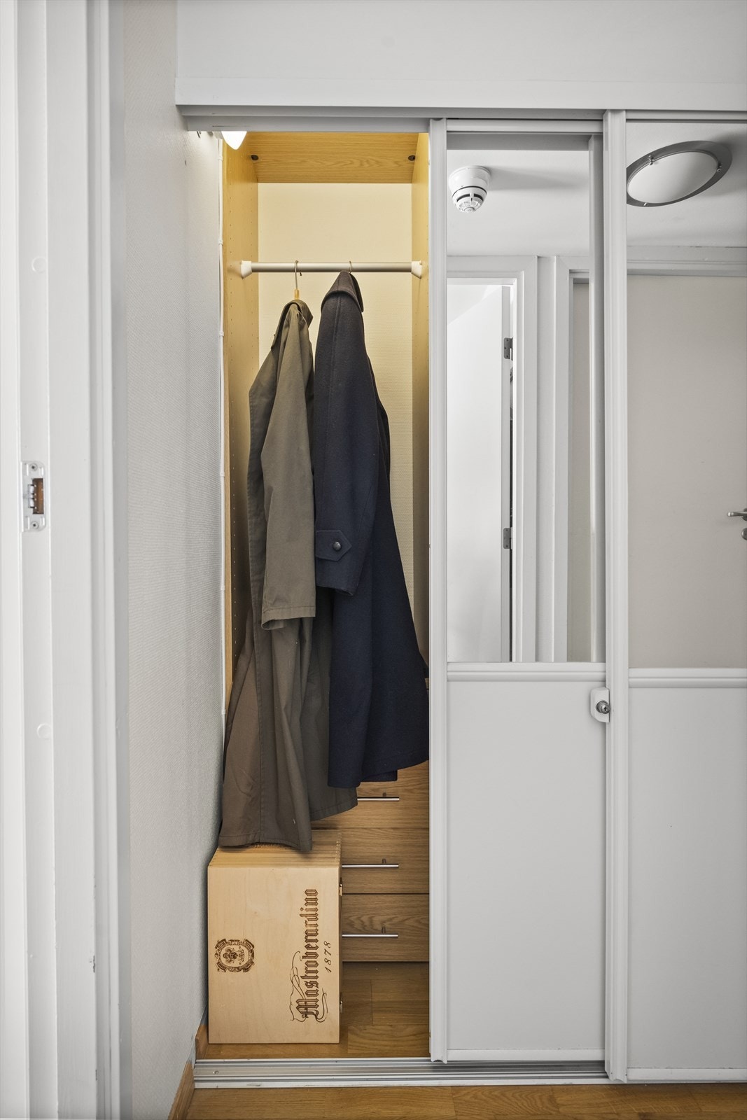 Det er satt inn plassbygd skyvedørsgarderobe under trappen for ytterligere oppbevaring. Galleribilde