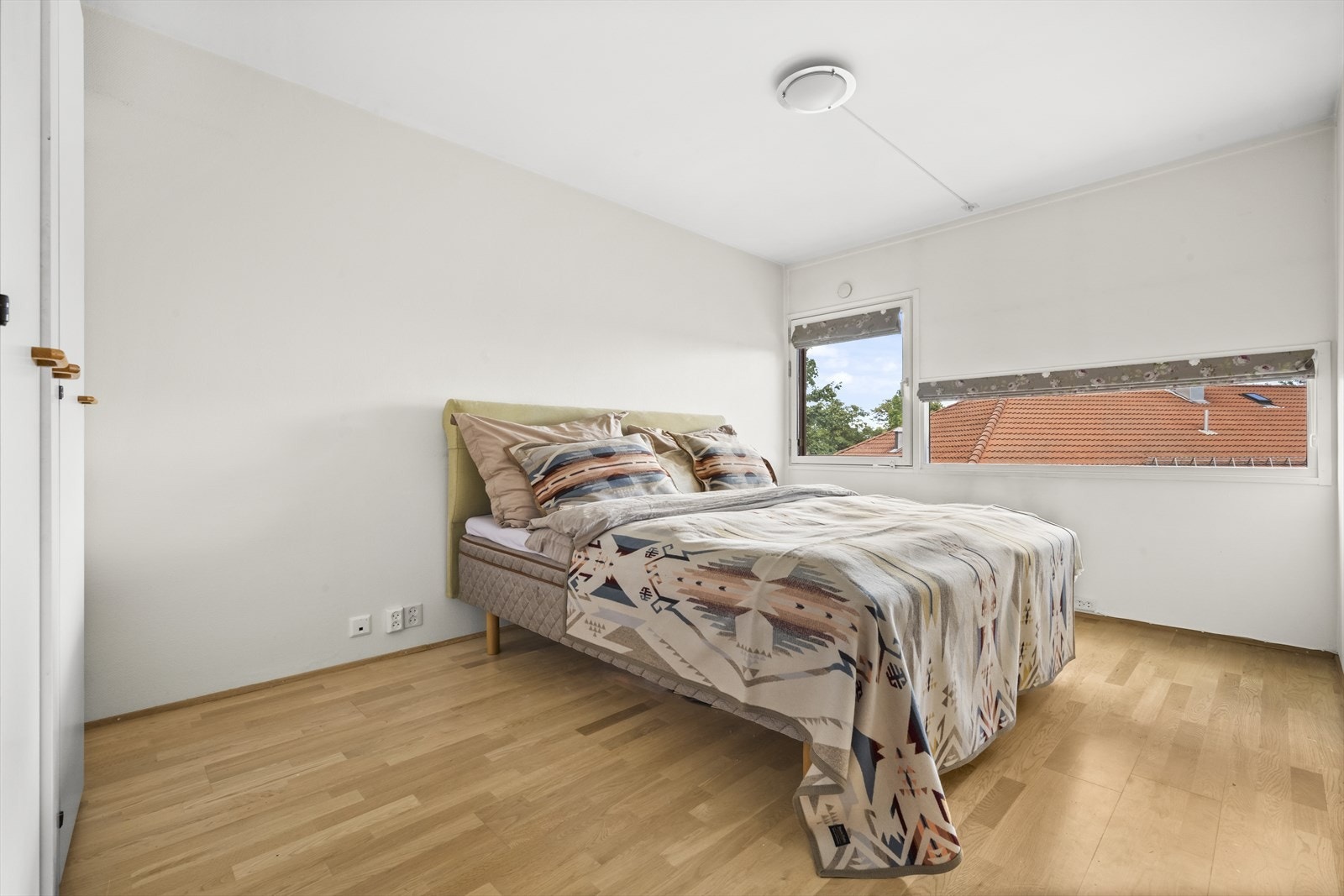 Hovedsoverom av god størrelse med plass til dobbeltseng og annet ønsket møblement. Galleribilde