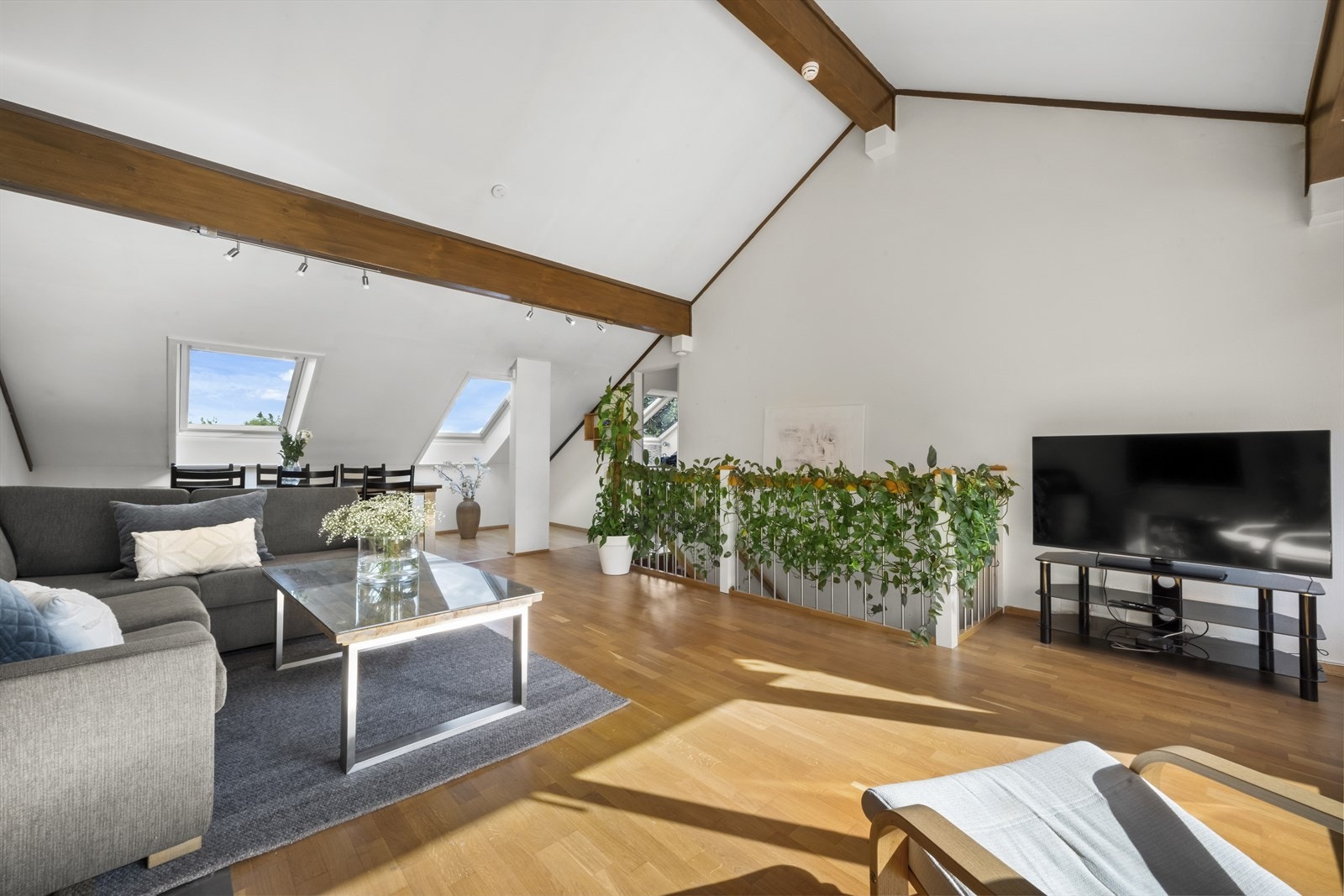 Her har du flere møbleringsmuligheter og hele 52kvm i gulvareal i 2.etasje. Galleribilde