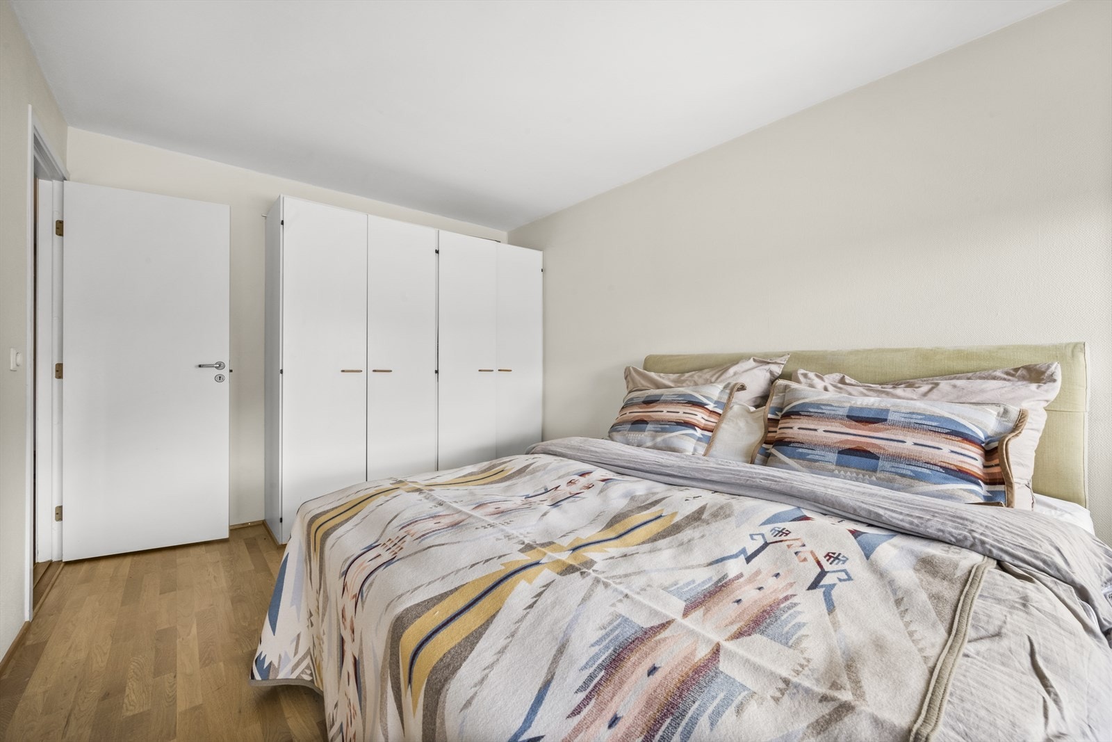 Det medfølger garderobeskap for oppbevaring. Galleribilde