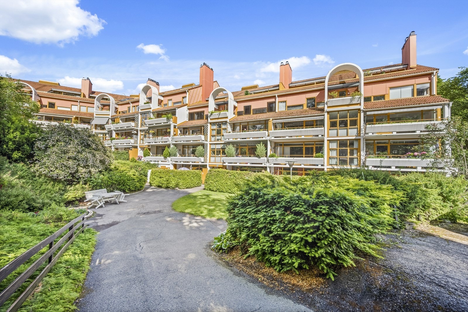 Pen beplantning og velstelt hage gir godt bruk på sommeren. Galleribilde