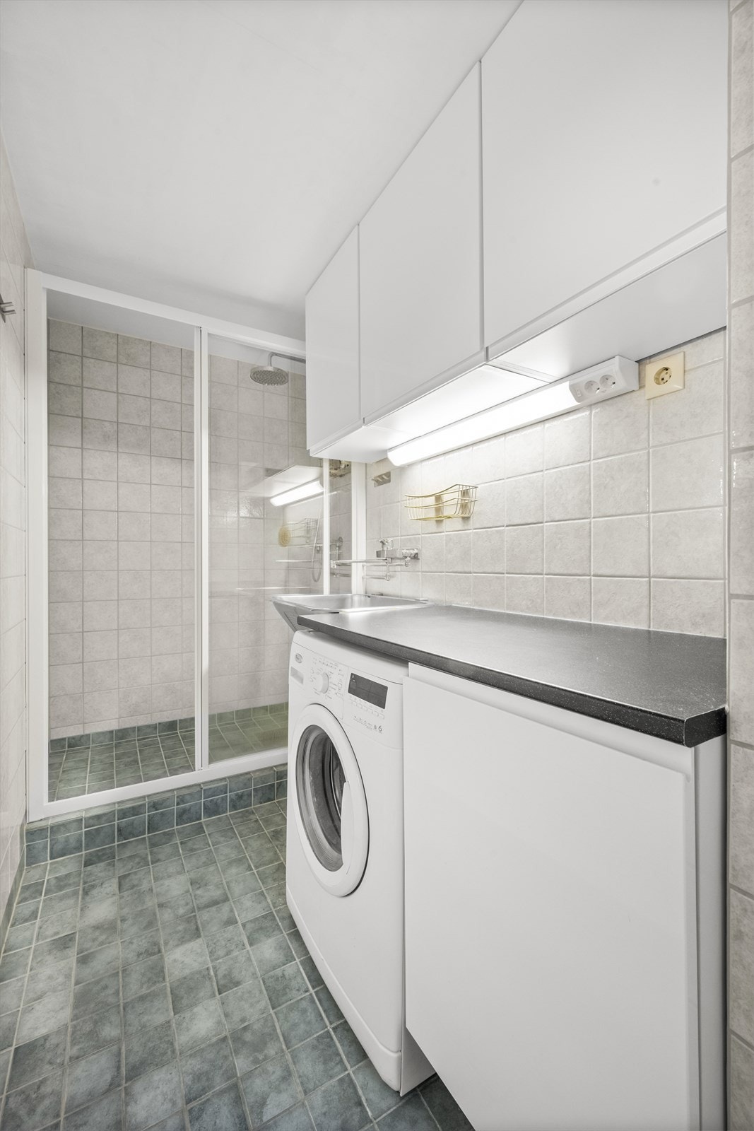 Separat vaskerom med dusjnisje. Galleribilde