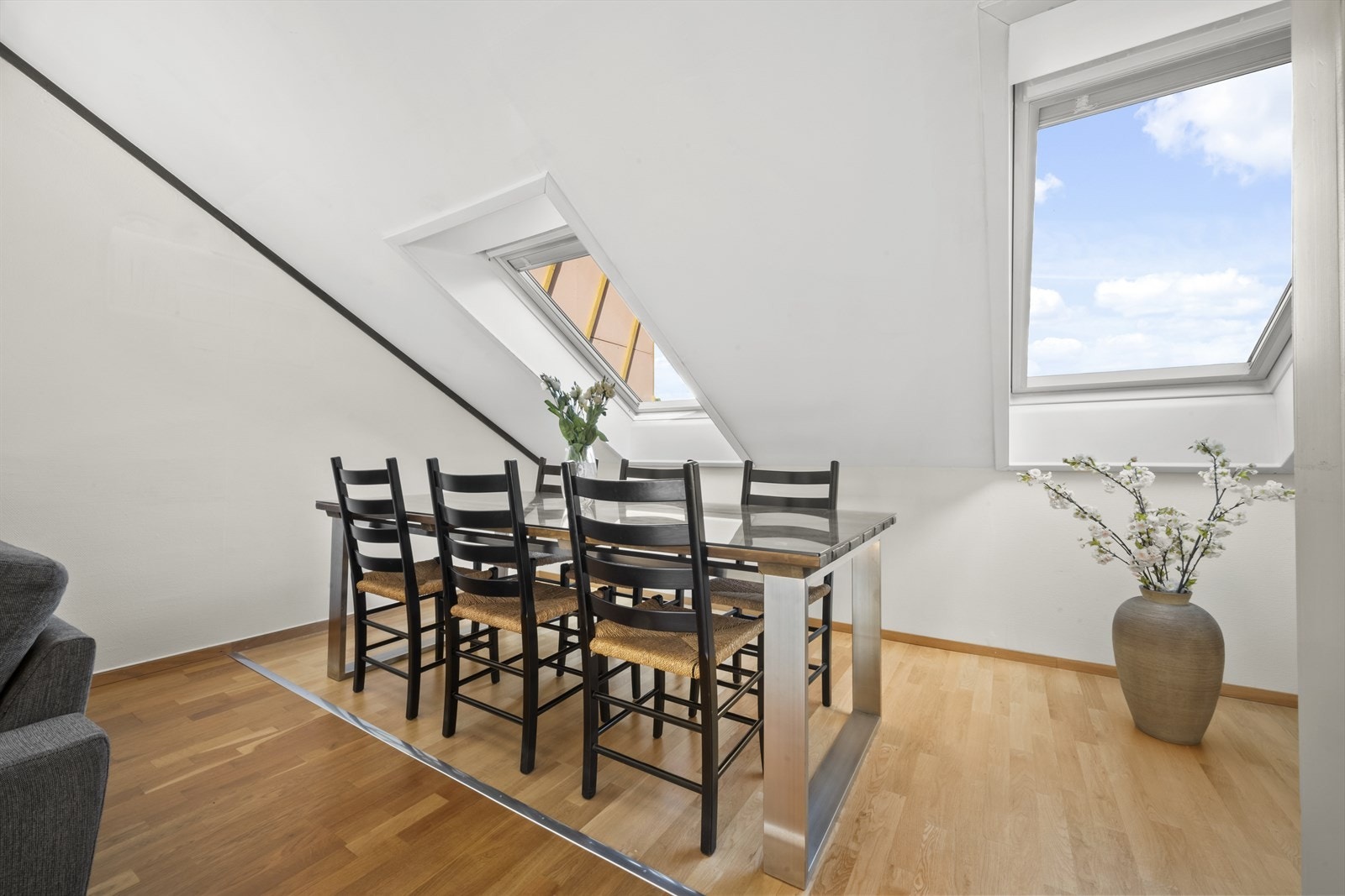 Spisegruppe kan innredes i nærhet til kjøkkenet. Galleribilde