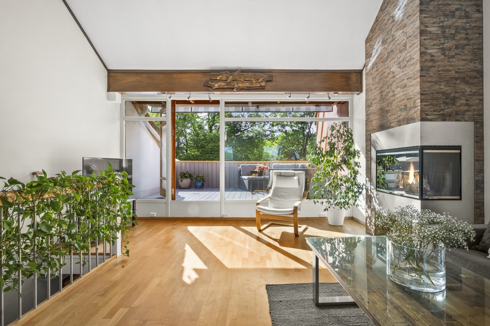 En sjelden toppleilighet med vestvendt terrasse på 14kvm med flott utsikt over en velholdt og pen bakgård. Galleribilde