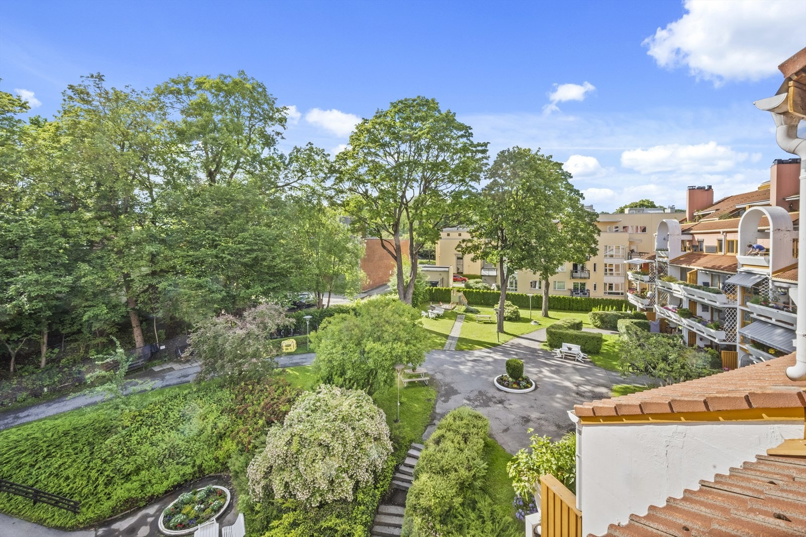 Fra terrassen har du nydelig utsikt over fellesområde som blir godt ivaretatt av sameiet. Galleribilde