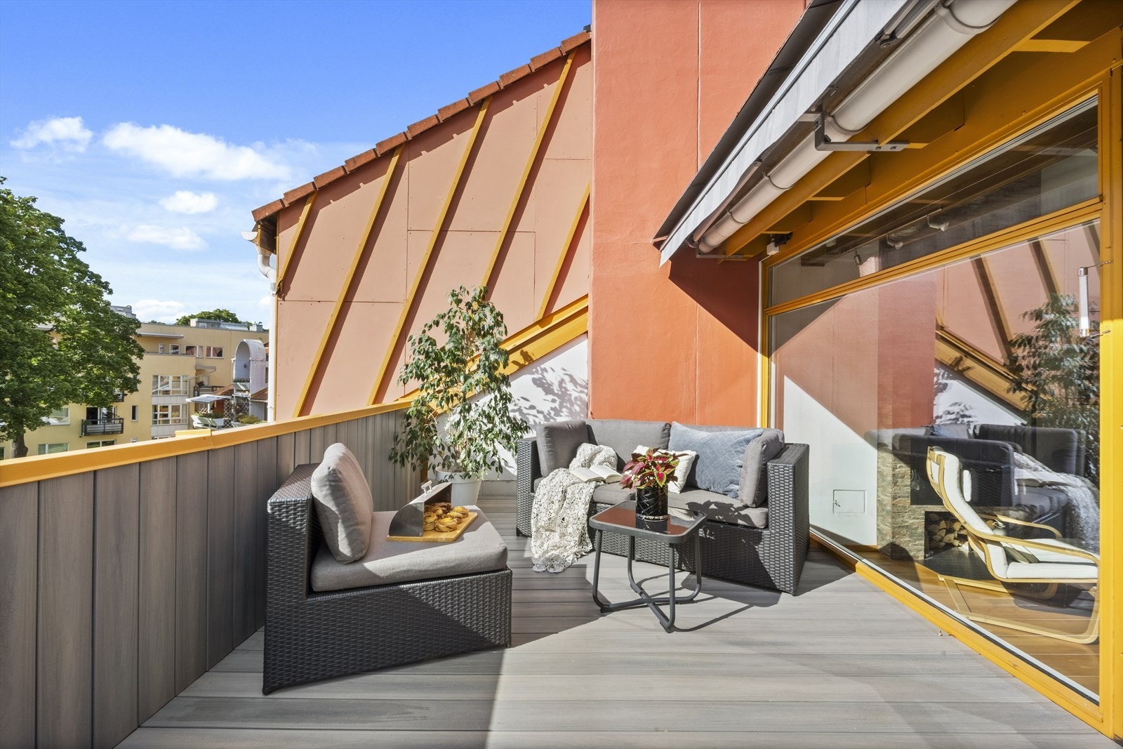 Markise er installert i 2021 for solskjerming. Galleribilde