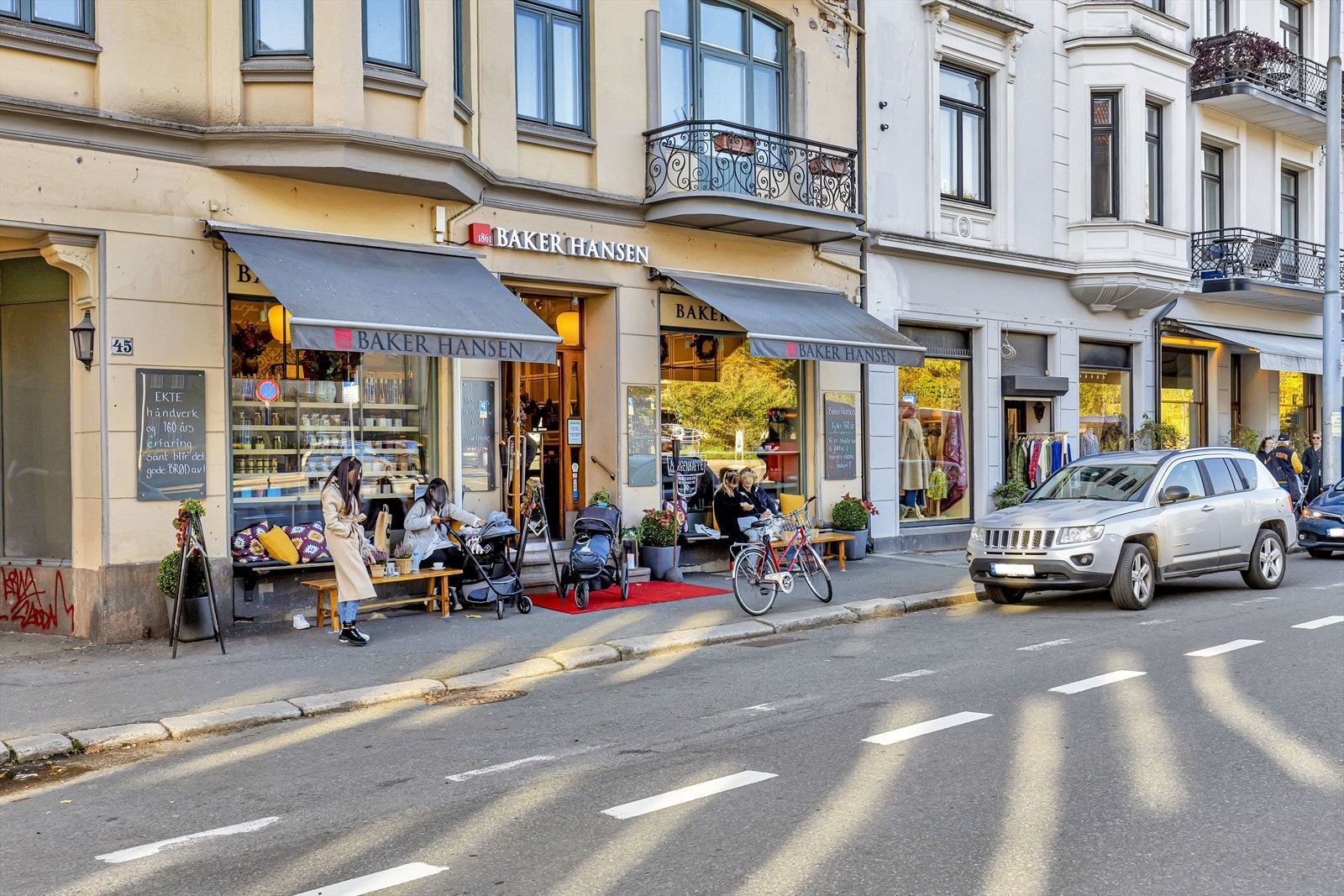 Rett utenfor døren finner du en rekke kafeer, restauranter og butikker. Galleribilde