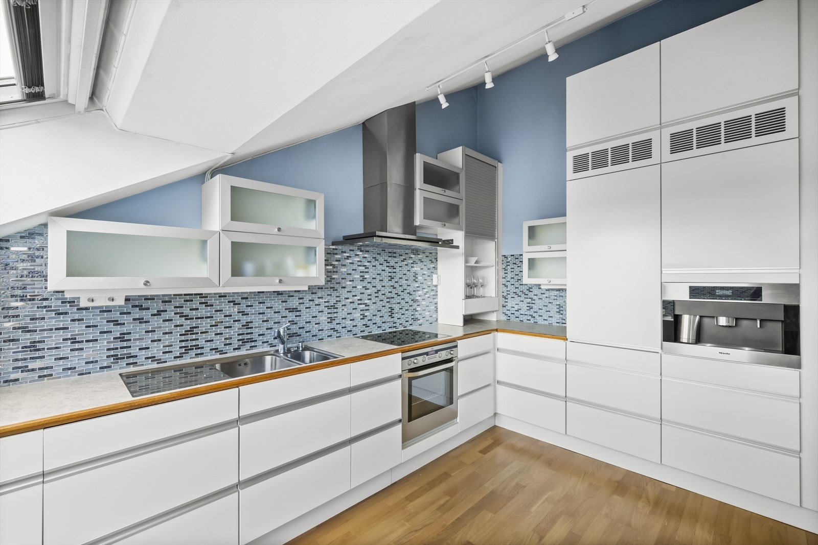 I leiligheten har du separat kjøkken med Huseby-innredning fra 2011. Galleribilde