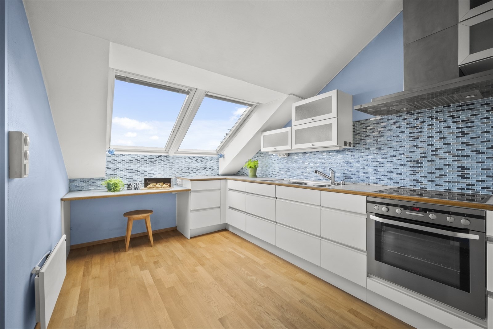 Takvinduer bidrar til en luftig atmosfære og ikke minst gode utluftningsmuligheter. Galleribilde