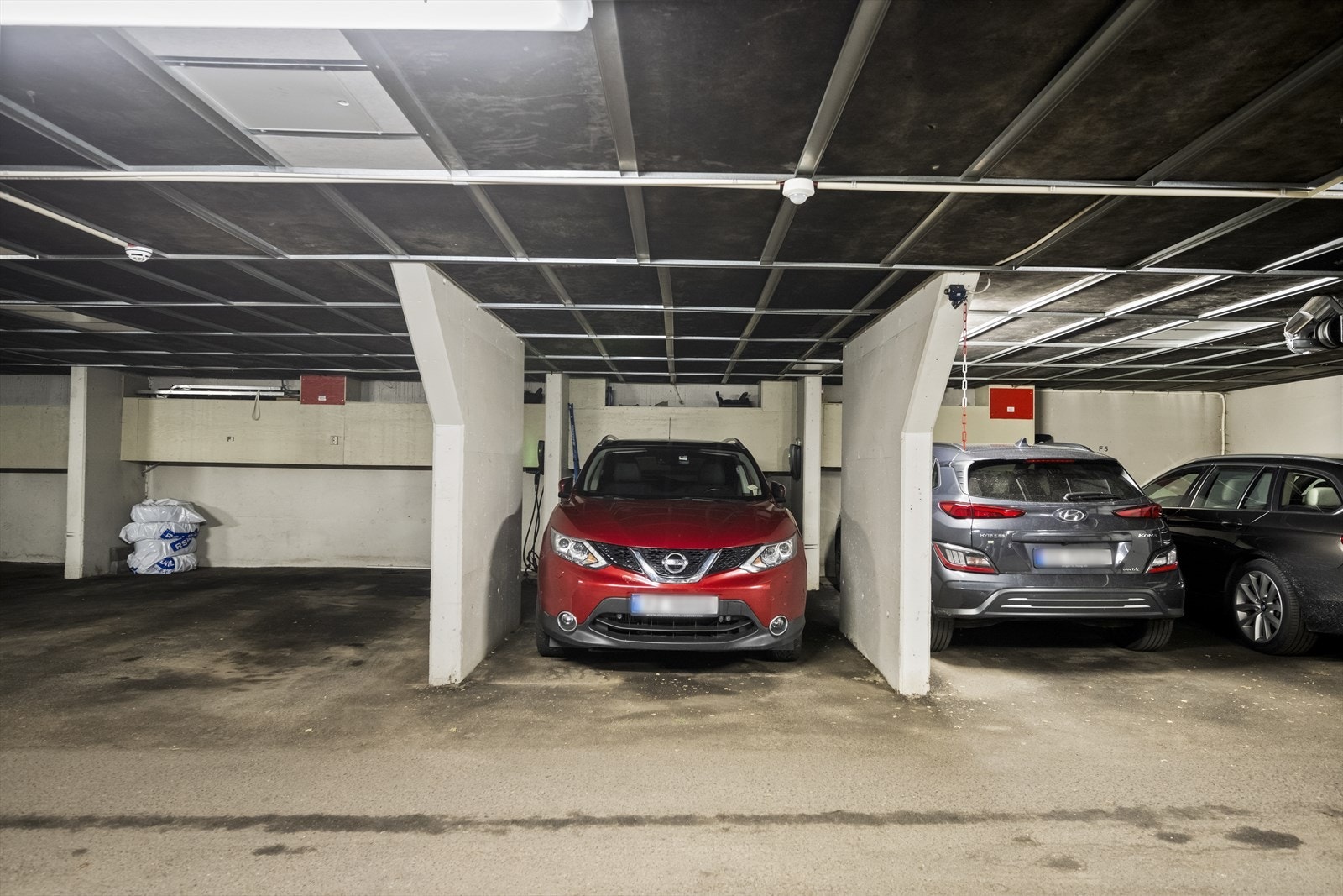 Medfølger garasjeplass i lukket anlegg med el-billader. Garasjeleie er inkludert i felleskostnadene. Kostnader knyttet til lader faktureres separat fra sameiet. Galleribilde