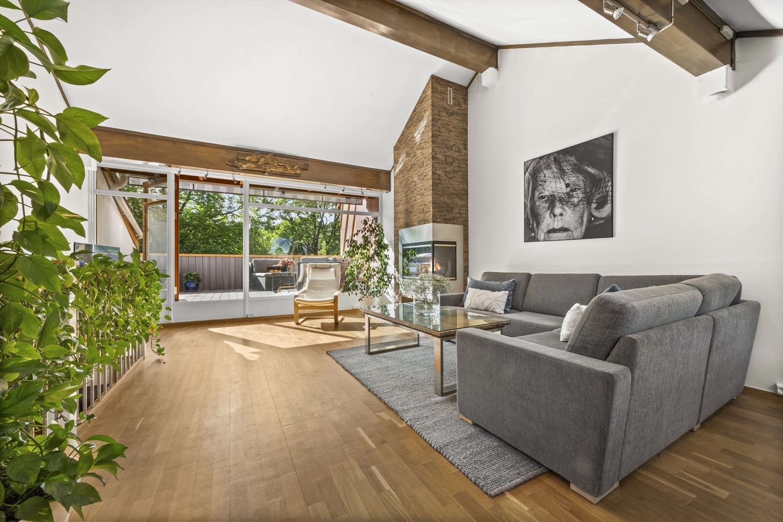 Romslig stue med store vindusflater og god takhøyde opptil 3.92m samt adkomst til solrik takterrasse. Galleribilde