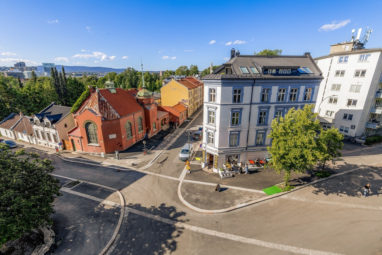 Den ultimate beliggenhet: Perfekt tilbaketrukket men fortsatt gangavstand til Oslo sentrum. Dagligvarebutikk og Skrenten pizza 100m unna når man ikke vil inn til sentrum Galleribilde