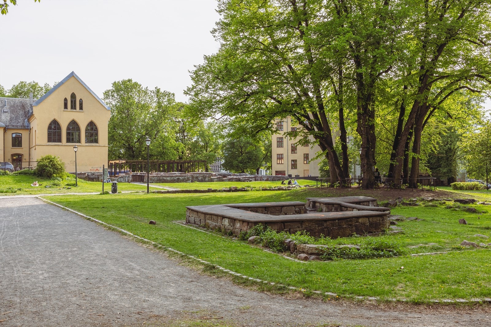 Gamlebyen har flere grønne oaser, cafeer og historisk arkitektur Galleribilde