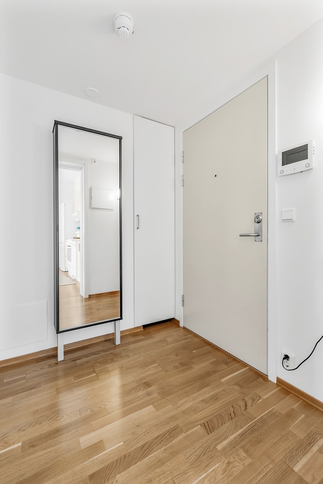 Velkommen inn! Entréen har callingsystem fra 2022 og en nett innebygd garderobe til klær og sko. Galleribilde