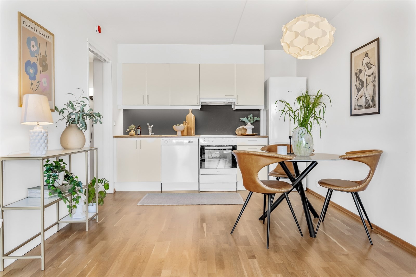 Kjøkkenet er fra byggeår i åpen og sosial løsning mot stuen. Galleribilde