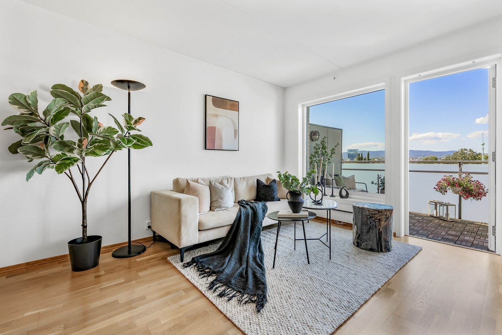 Fra stuen er det utgang til balkong med kveldssol på sommerstid Galleribilde