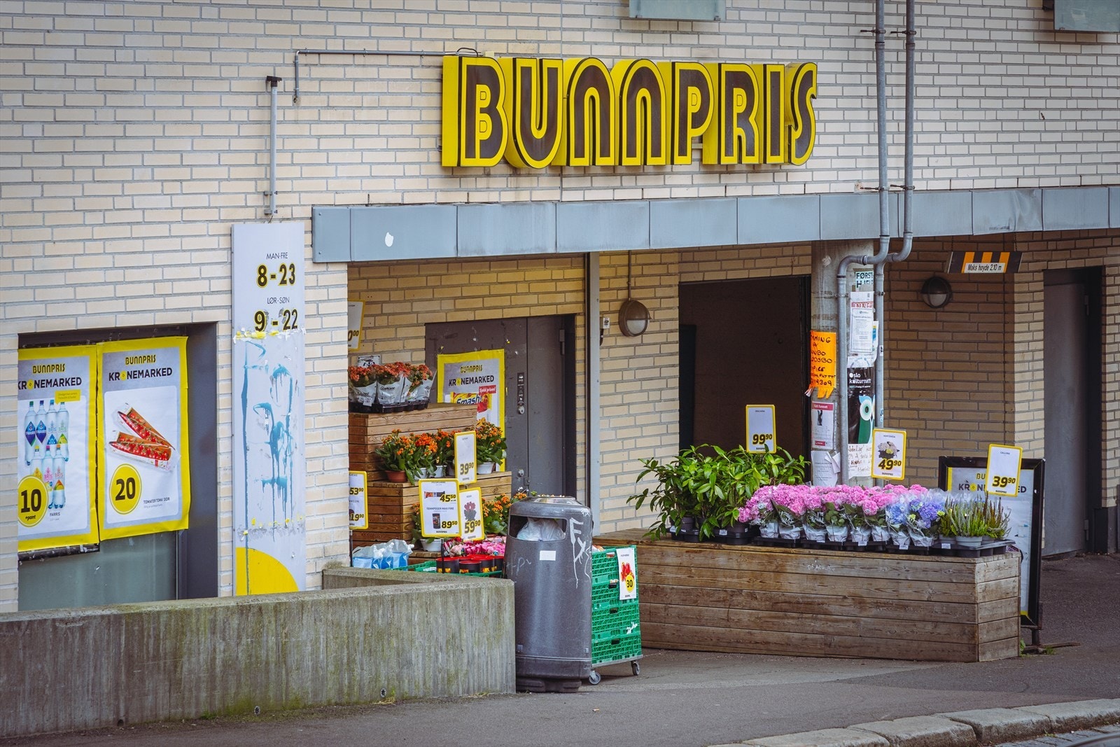 Bunnpris ligger i samme bygget som leiligheten og litt lenger ned i veien finner du Kiwi Galleribilde
