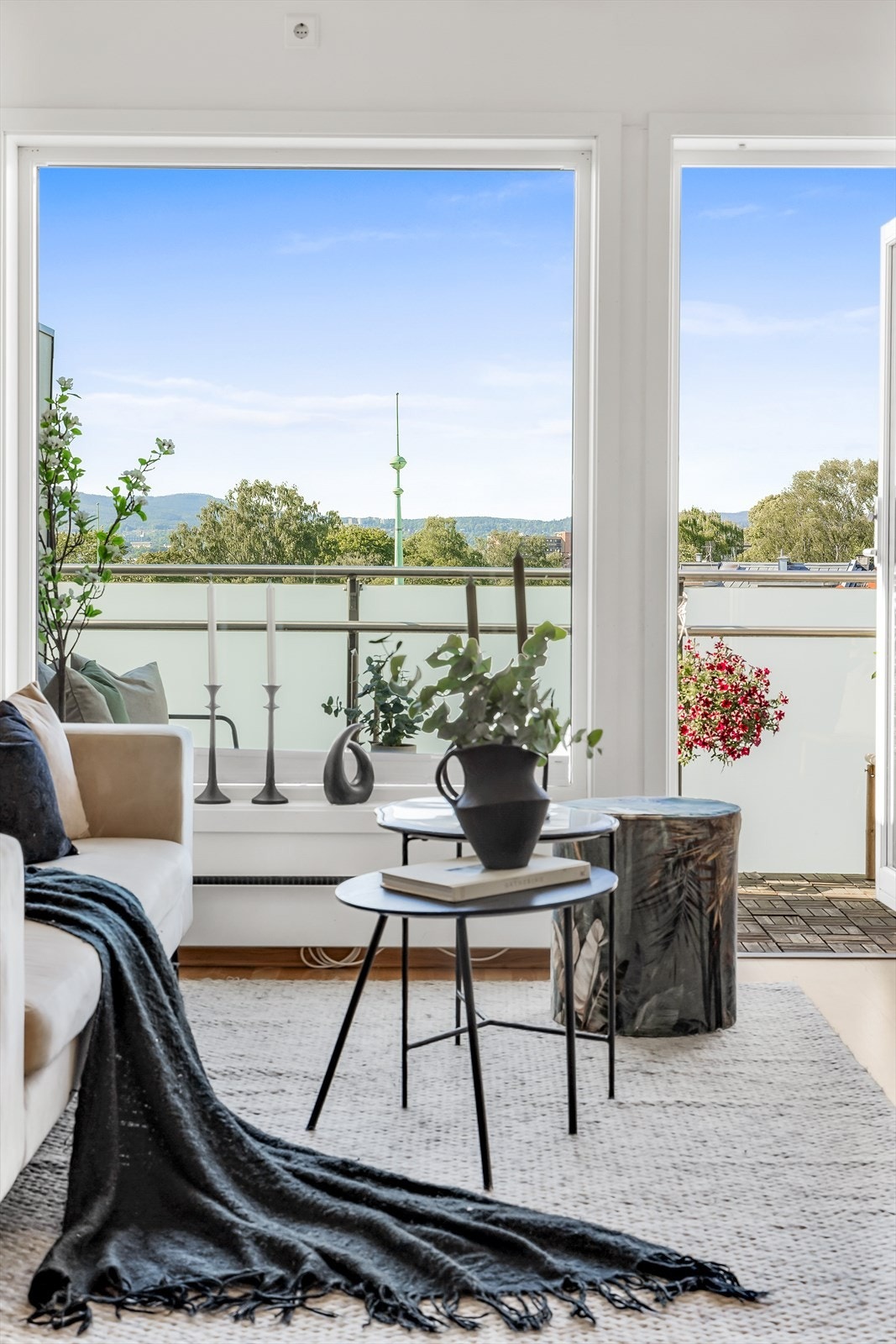 Godt lysinnslipp med store vindusflater Galleribilde