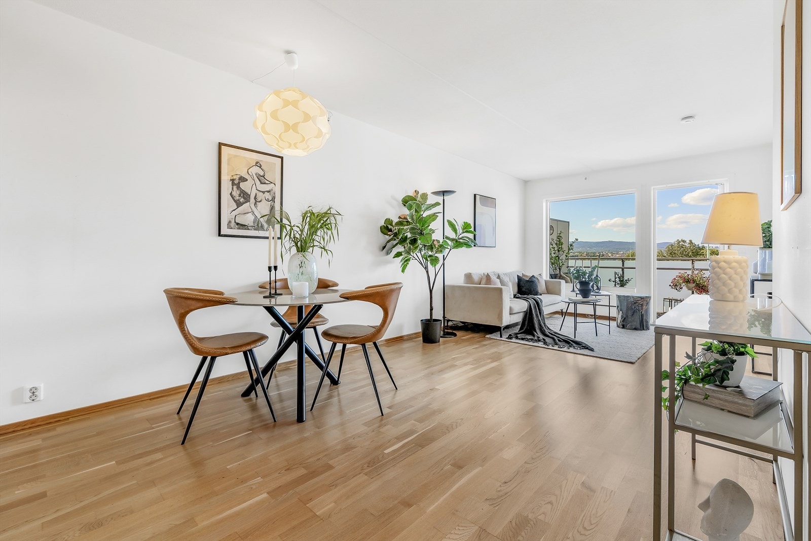 Stuen er romslig og kan enkelt innredes med flere sittegrupper. Galleribilde