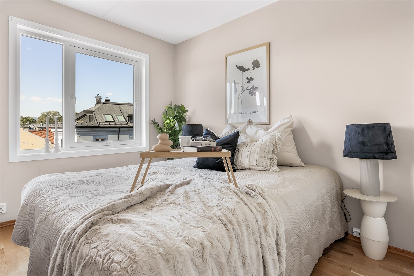 Hovedsoverommet er malt i en behagelig beigetone og har plass til dobbeltseng og tilhørende møblement. Galleribilde