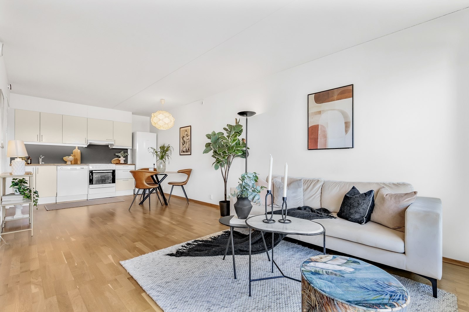 En lys leilighet med balkong, hyggelig soverom, åpen stue- og kjøkkenløsning Galleribilde