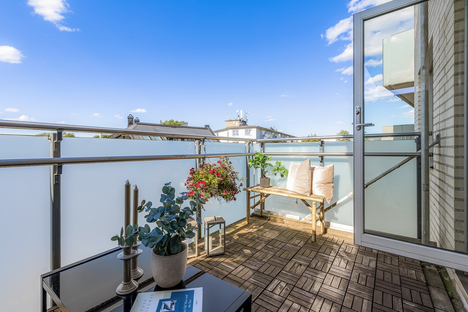 Balkongen er utstyrt med trefliser Galleribilde