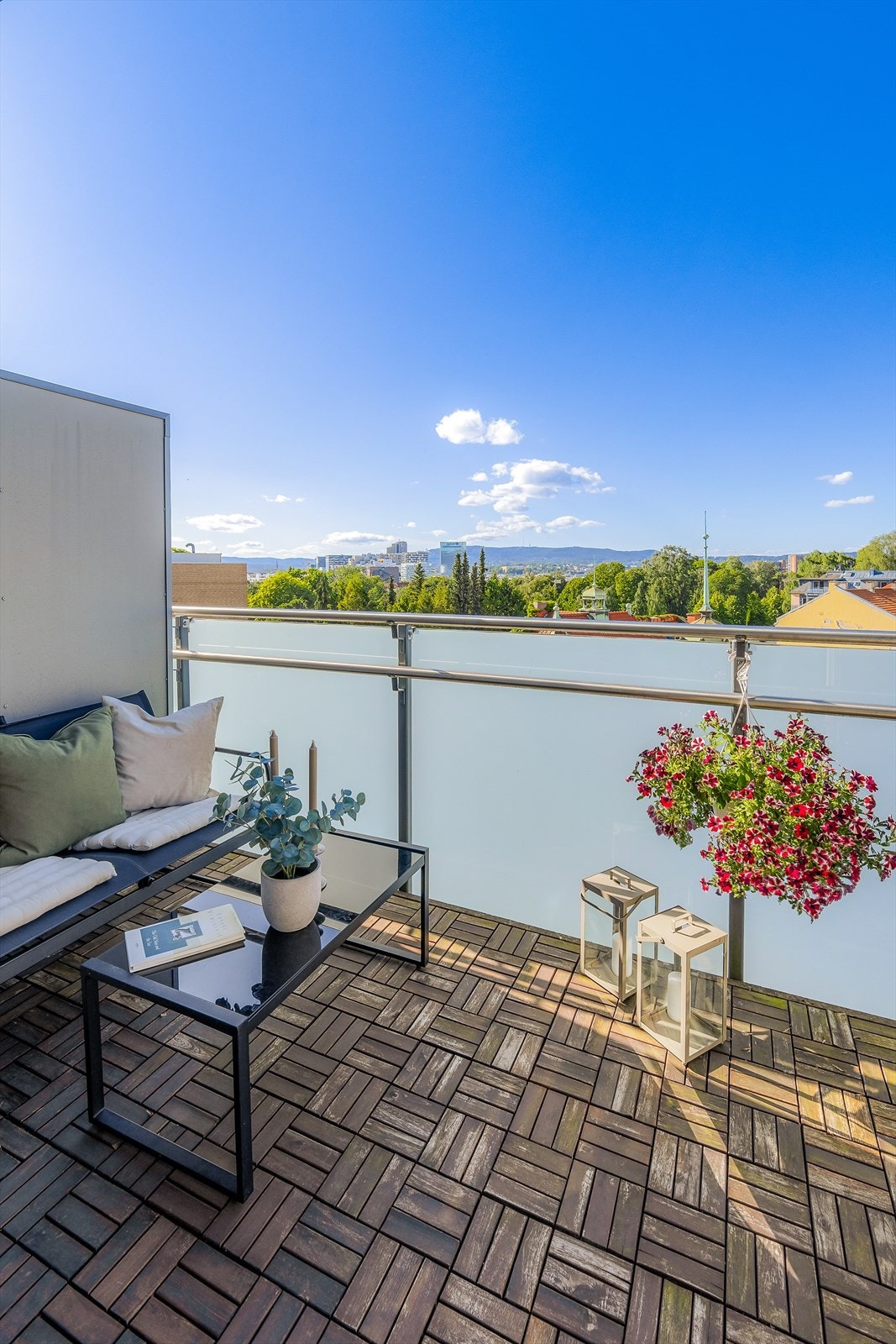 Leiligheten har en 7 kvm balkong med kveldssol og flott utsikt over Oslo by Galleribilde