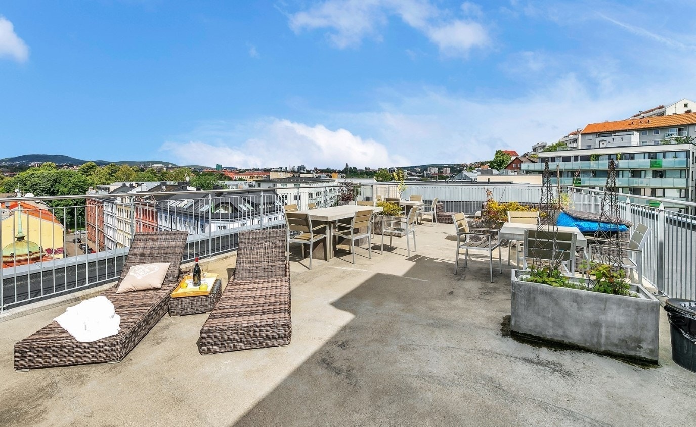 Felles takterrasse med vidstrakt utsikt og sjøutsikt Galleribilde