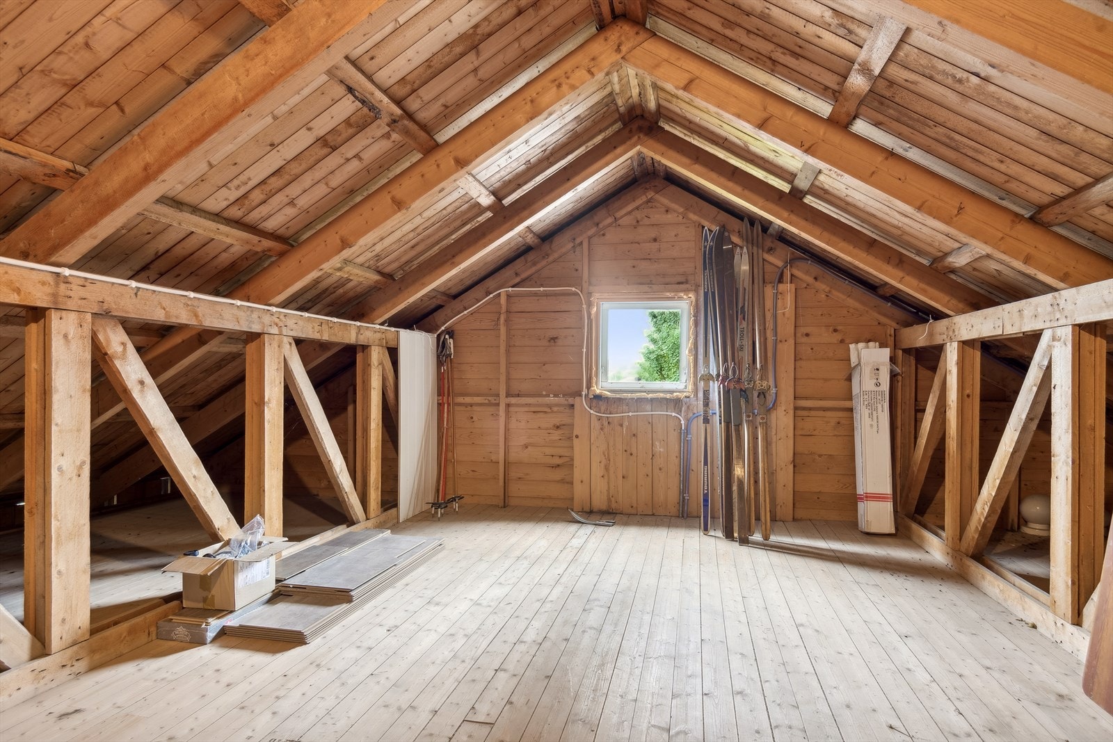 Loft med god takhøyde. Godt med lagringsplass. Galleribilde