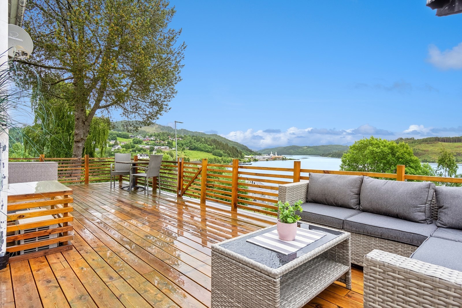 Fra eiendommen har man flott sjøutsikt. Galleribilde