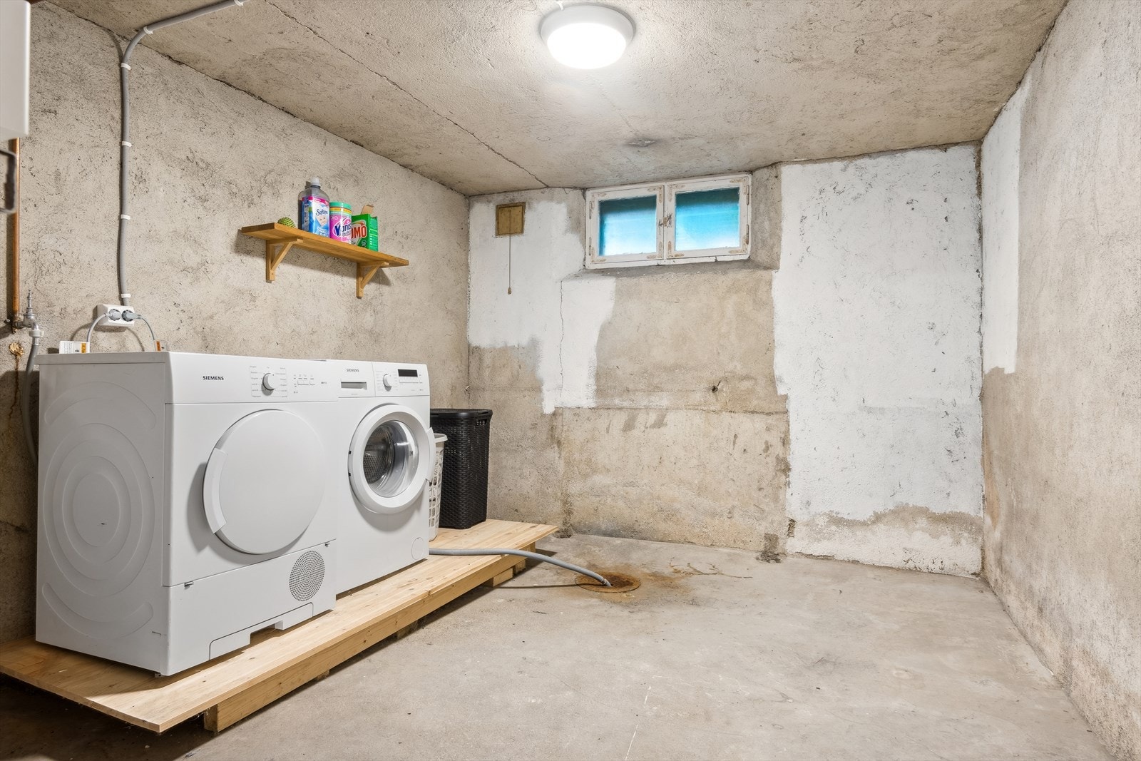 Godt med plass i kjeller for vaskerom og lagring. Galleribilde