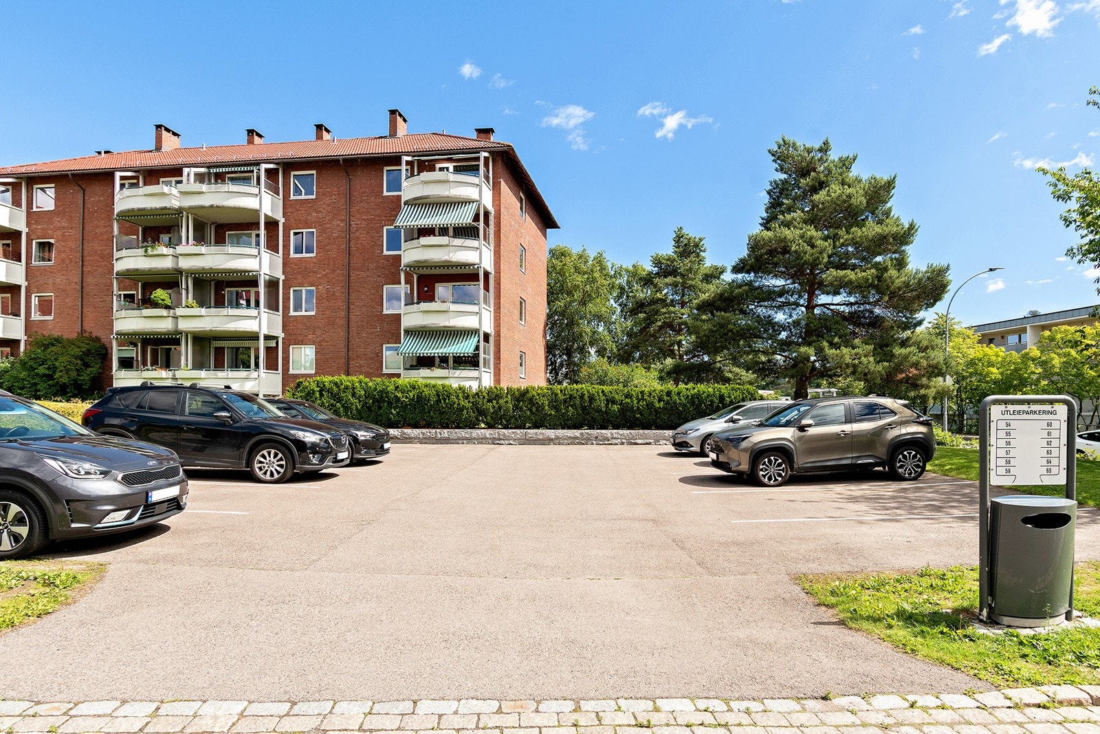 Mulig å leie fast parkeringsplass etter venteliste. Galleribilde