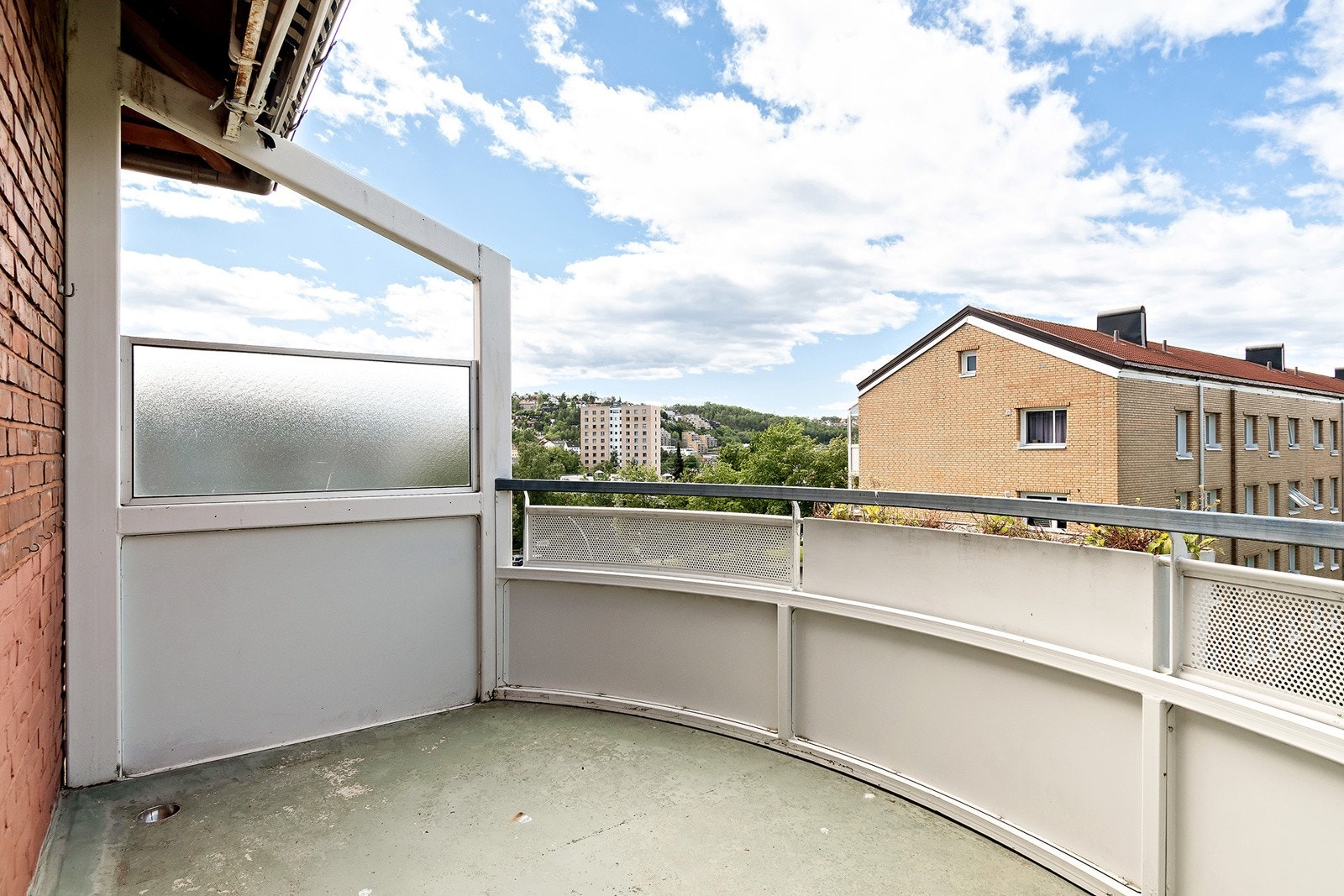 Fra stuen er det utgang til en vestvendt, solrik balkong på ca. 8 m². Galleribilde