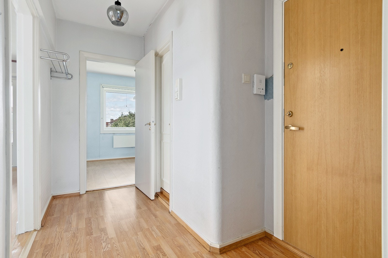 Romslig entré. Galleribilde