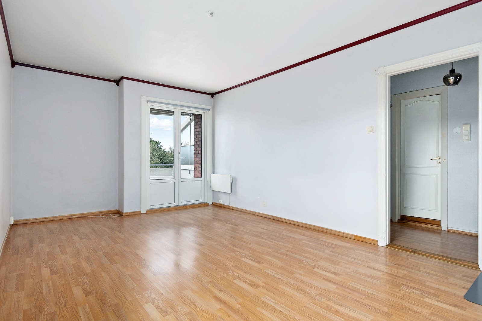 Stuen er romslig og har god plass til både sofa og spisebord. Galleribilde