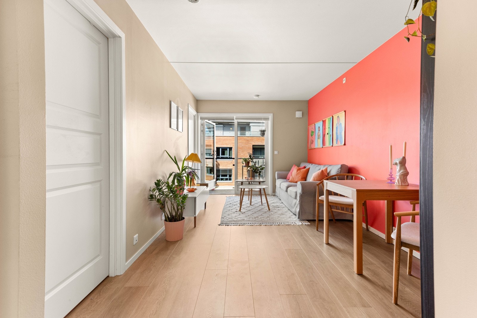 De store vindusflatene slipper rikelig med naturlig lys inn i leiligheten. Galleribilde