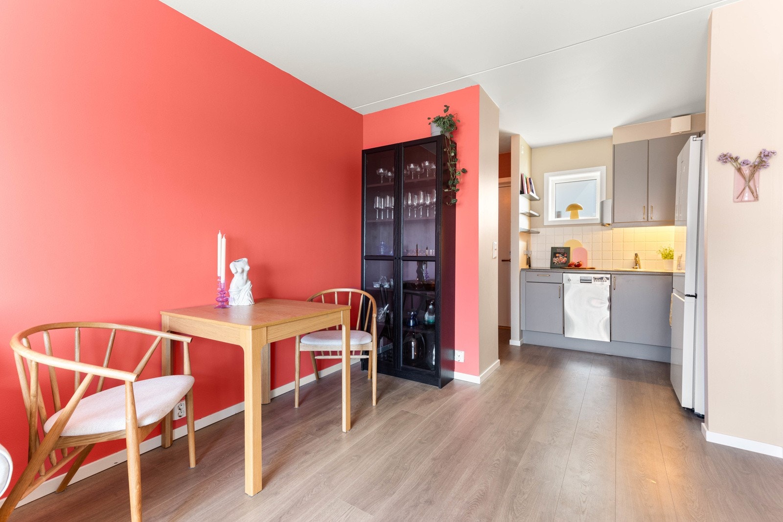 Plass til spisebord og stoler i del av stuen. Galleribilde
