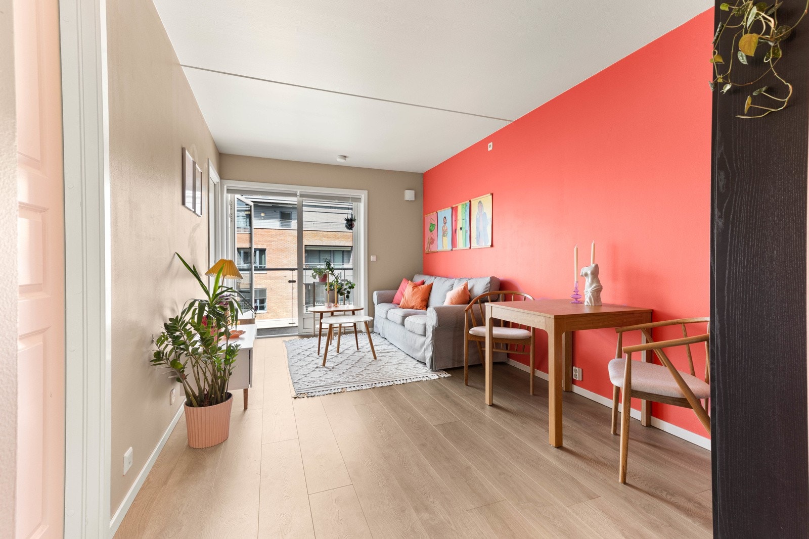 Lys og trivelig stue med plass til diverse møbler slik som sofa, stuebord, spisebord og stoler. Galleribilde