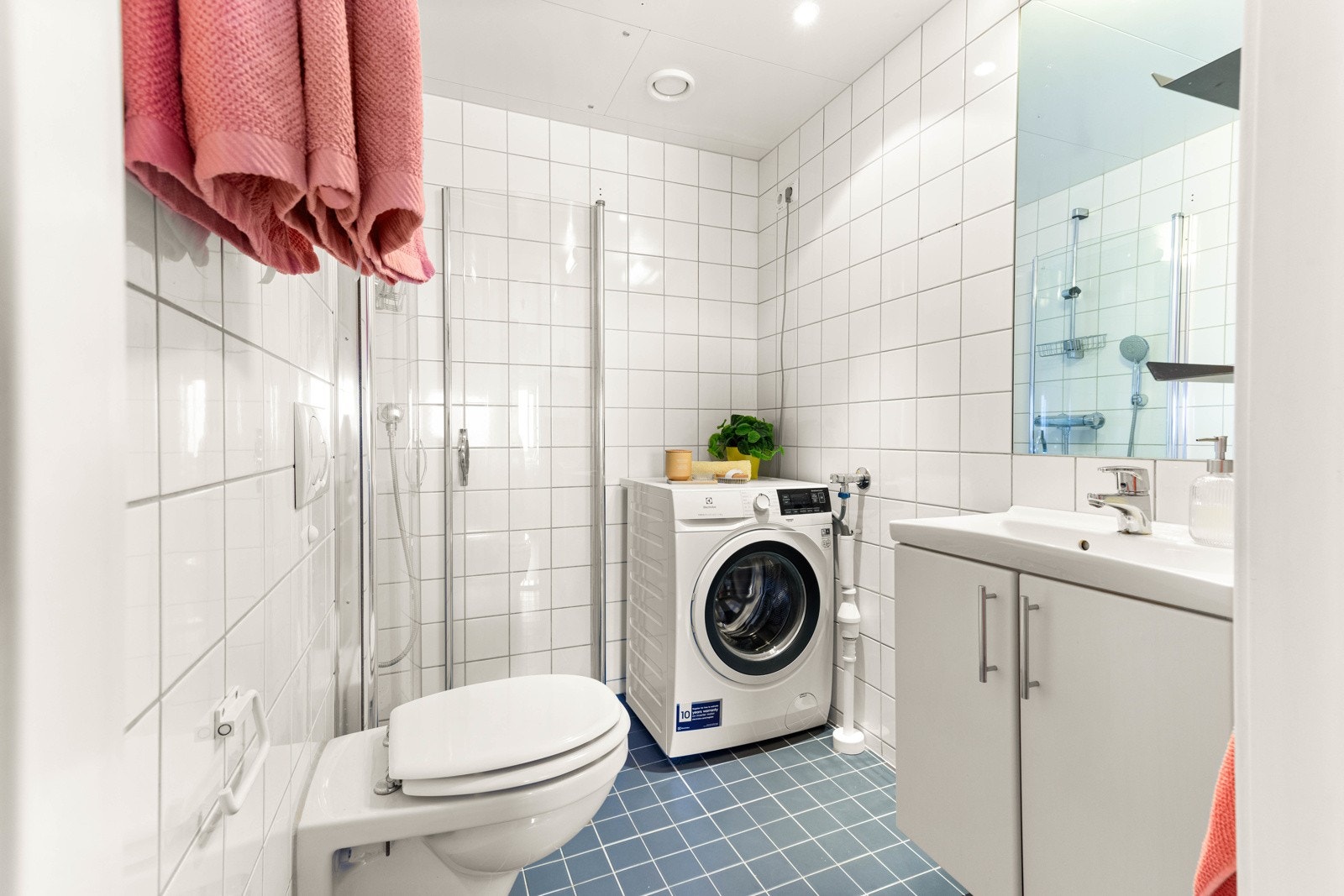 Bad med gulvvarme, opplegg for vaskemaskin og tørketrommel. Galleribilde