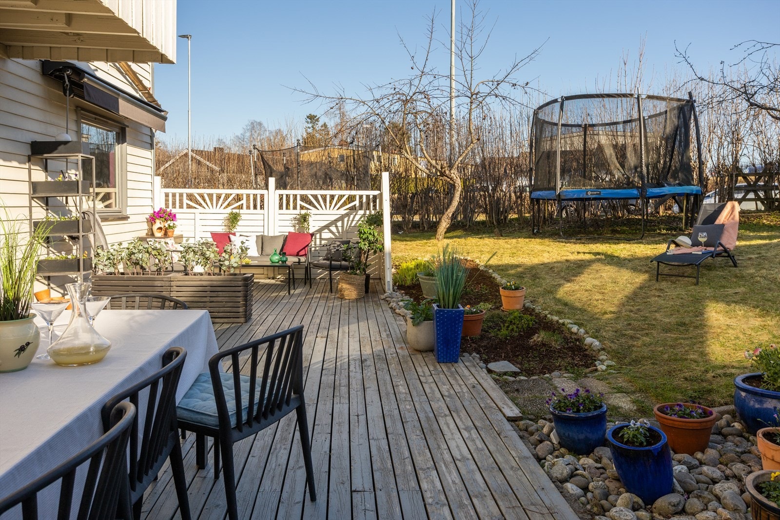 Fra markterrasse er det direkte adkomst til egen hage med god plass og gode solforhold. Galleribilde