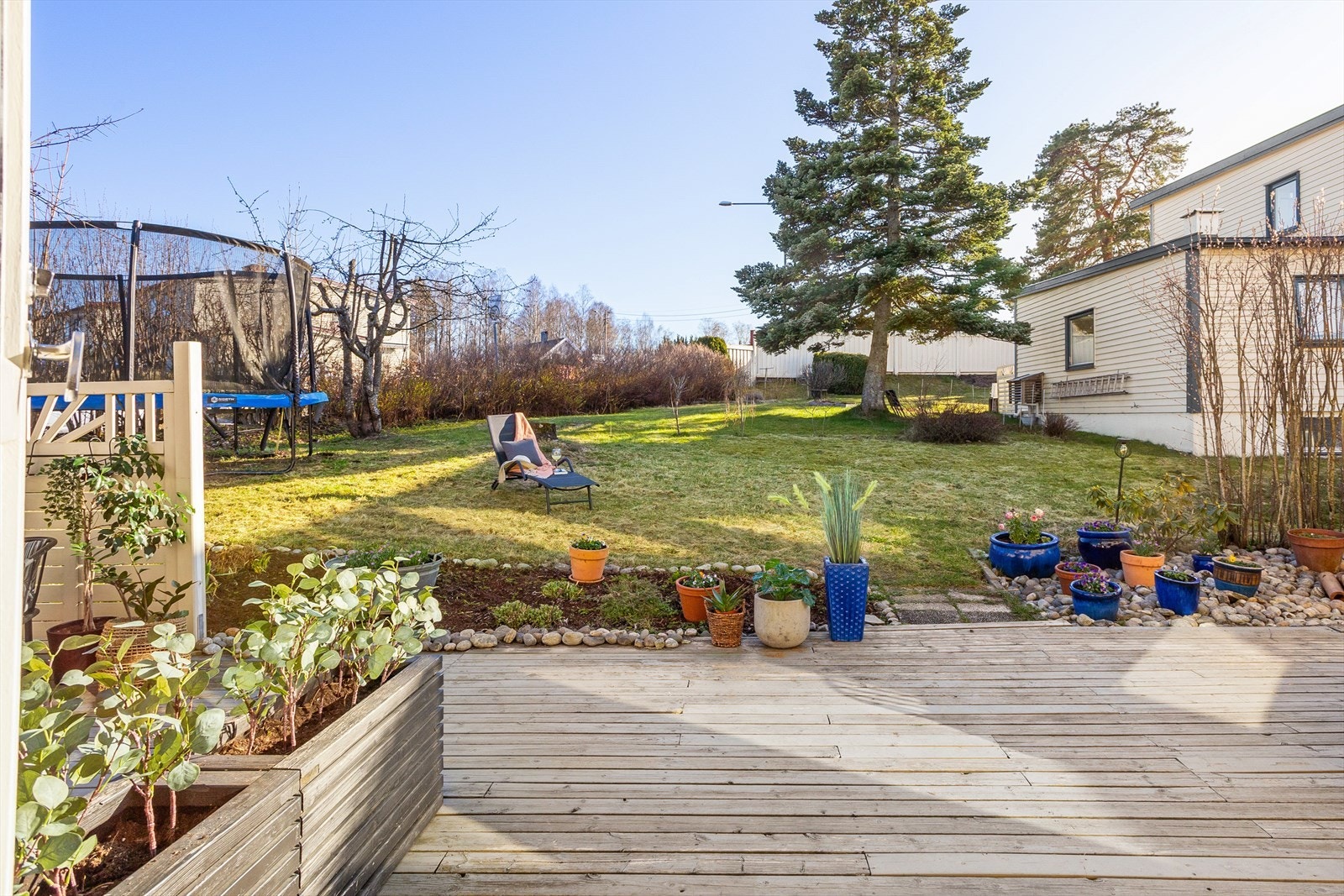 Hagen er av god størrelse med plass til trampoline. Galleribilde