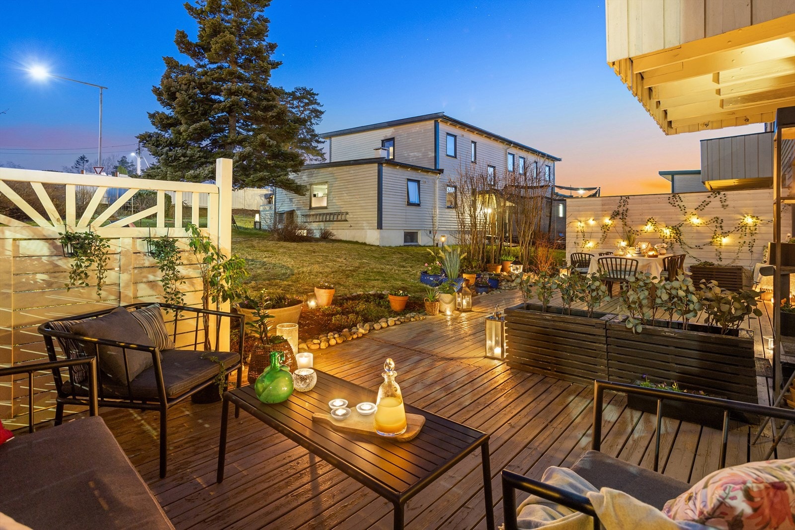 Fra stuen tar du deg ut til en hyggelig og skjermet terrasse og hage. Galleribilde